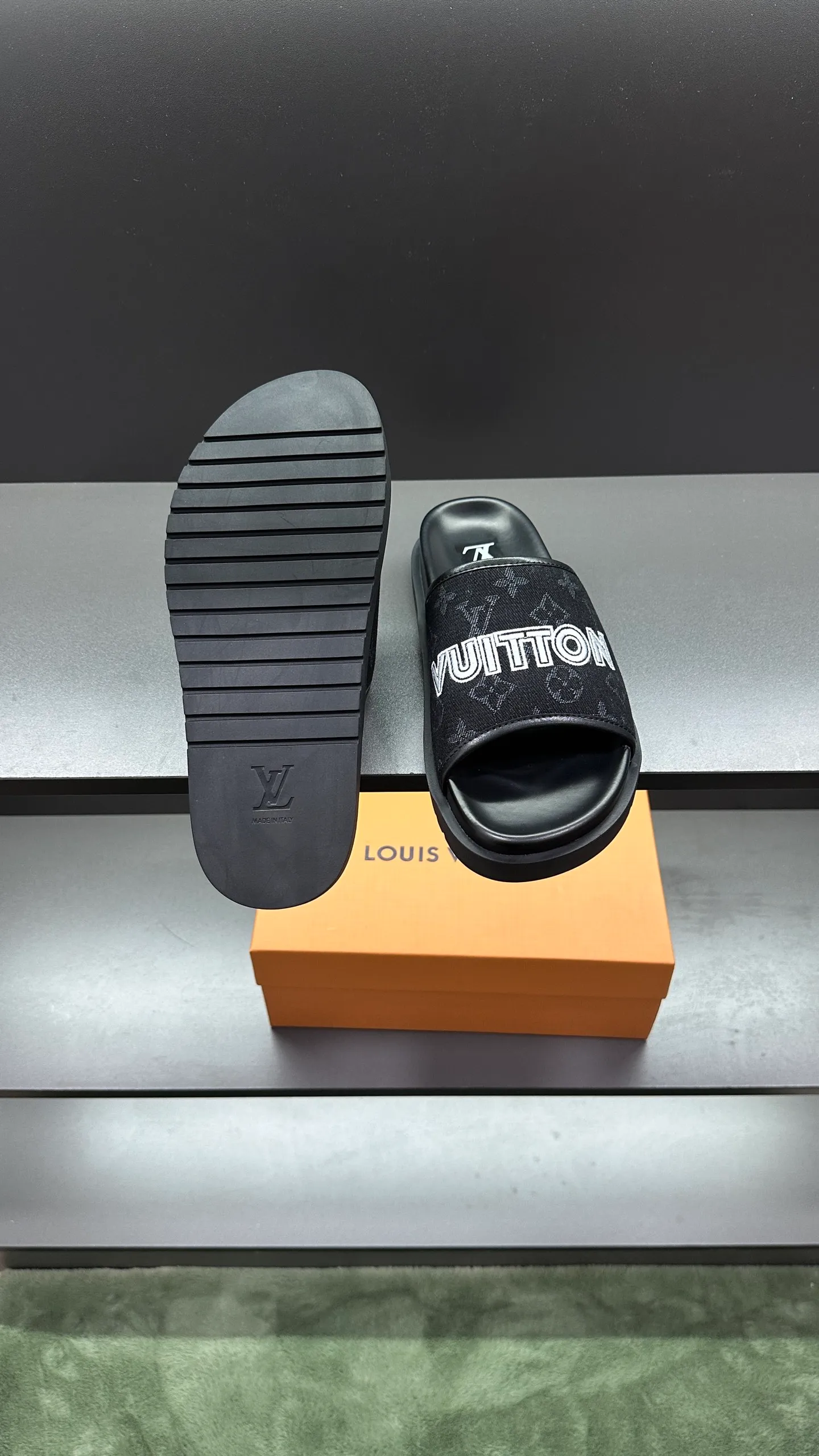[L Home] P: 300💰Size: 38-45 Top purchasing lv men's summer slippers, classic presbyopia with soft real leather lining, unique color splicing effect, distinctive personality, fashionable and trendy essential style, light and comfortable. Lightweight and tough rubber insole, micro ridged foam outsole, super comfortable!